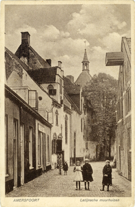 12526 Gezicht in de Muurhuizen met bebouwing te Amersfoort; met links de voorgevels van de panden nrs. 113-107.